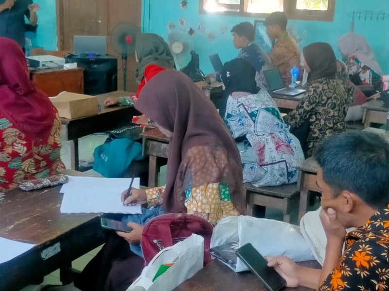 Pengimbasan kepada guru - guru tentang Hasil Pelatihan KODING